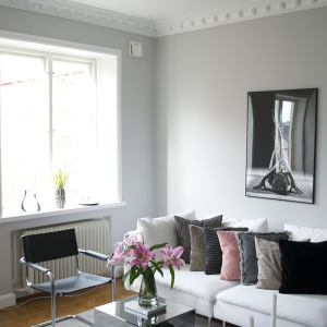 Vardagsrum i sekelskifteslägenhet anno 1907